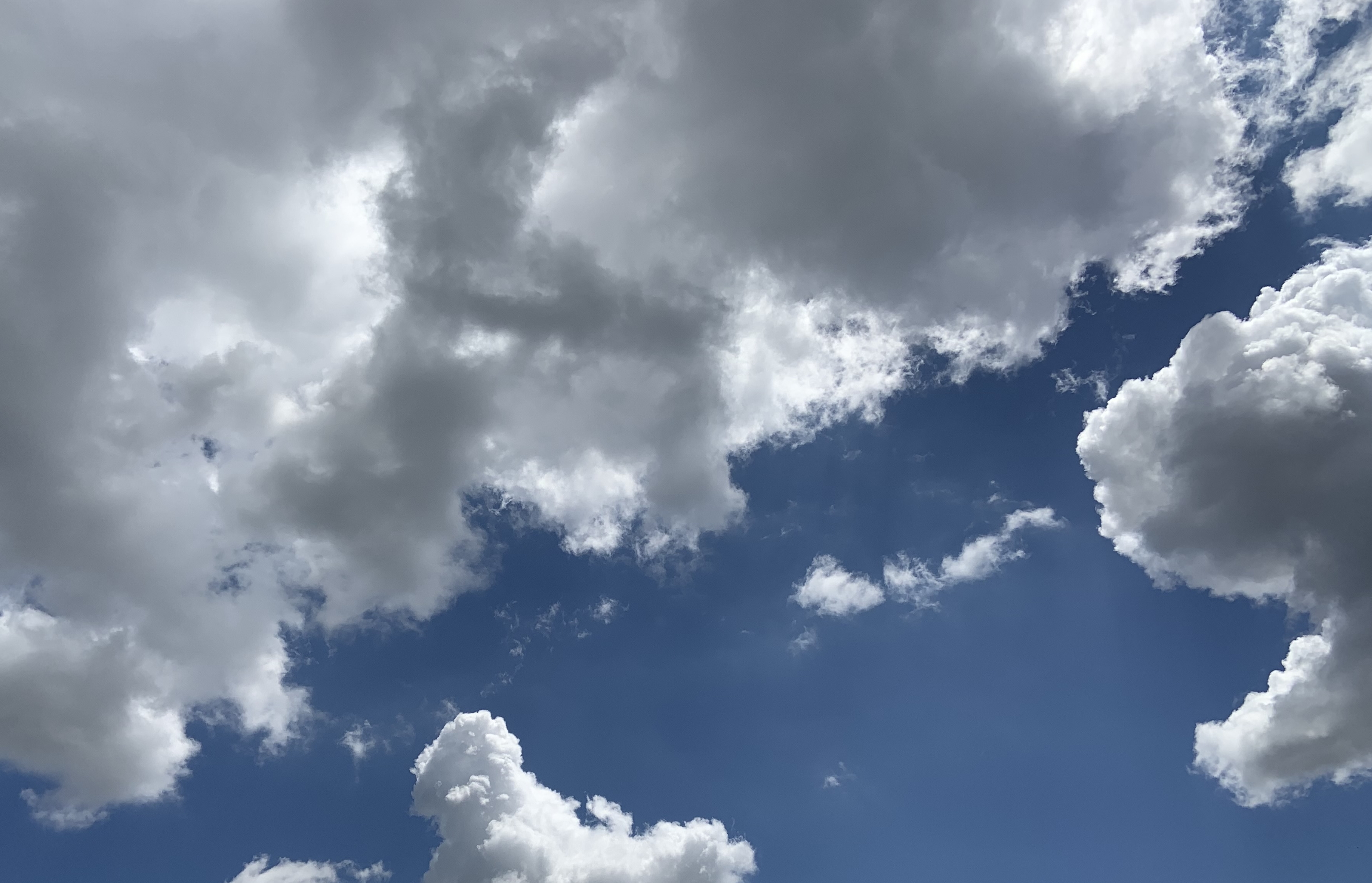 A picture of the white clouds and blue sky, no rain today.